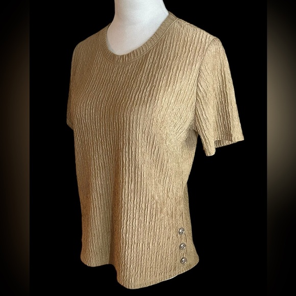 Pretty, unbranded shirt with stretchy fabric which requires no maintenance. - Picture 2 of 8